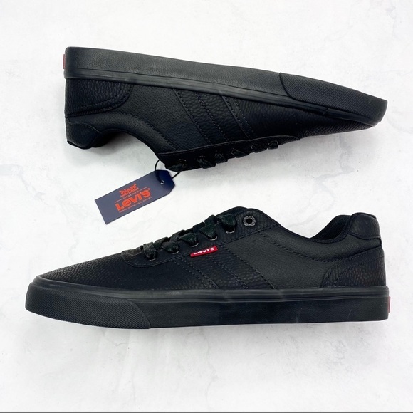 [Levi’s] Classic Black Sneakers
